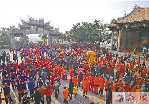 中国侨网图为湄洲岛妈祖闹元宵现场气氛热烈。