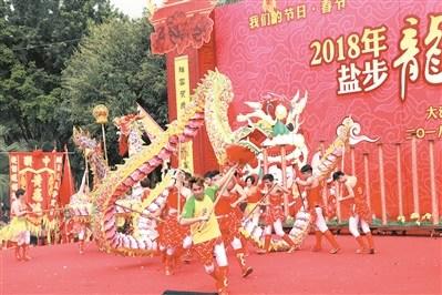 中国侨网精彩的舞龙表演。
