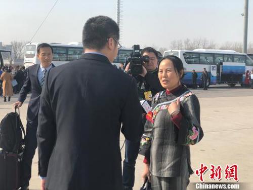 中国侨网2日下午，贵州代表团抵达北京，代表接受记者采访。
