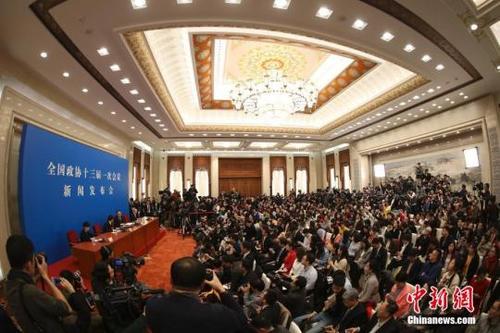 中国侨网3月2日,全国政协十三届一次会议新闻发布会在北京人民大会堂举行,大会新闻发言人王国庆向中外媒体介绍本次大会有关情况并回答记者提问。中新社记者 泱波 摄