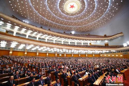 中国侨网3月4日上午,第十三届全国人民代表大会第一次会议在北京人民大会堂举行预备会议。会议选举产生了十三届全国人大一次会议主席团和秘书长,通过了十三届全国人大一次会议议程。中新社记者 刘震 摄 刘震 摄
