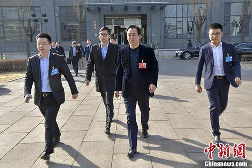 中国侨网3月5日下午,全国政协十三届一次会议举行小组会议,分组讨论政府工作报告。中新社记者 骆云飞 摄