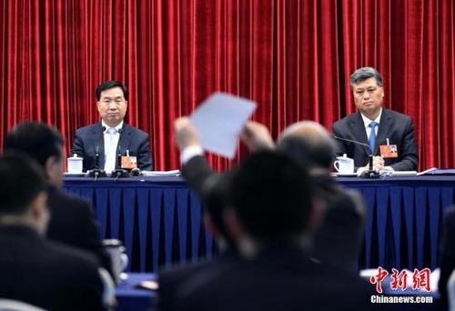 中国侨网3月6日上午,十三届全国人大一次会议广东代表团在北京举行全体会议,审议政府工作报告。图为全国人大代表、广东省委书记李希(左)与全国人大代表、广东省长马兴瑞听取建议。中新社记者 侯宇 摄