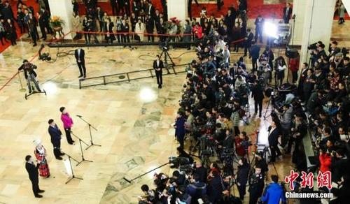 中国侨网3月5日，十三届全国人大一次会议首场“代表通道”集中采访活动在北京人民大会堂举行。中新社记者 杜洋 摄