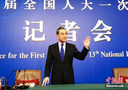 中国侨网十三届全国人大一次会议新闻中心于3月8日上午10时在梅地亚中心多功能厅举行记者会,邀请外交部部长王毅就“中国外交政策和对外关系”回答中外记者提问。中新社记者 李卿 摄