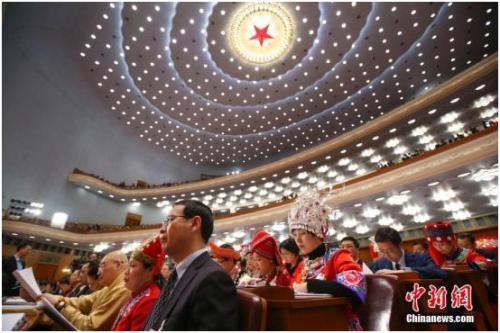 中国侨网3月5日,十三届全国人大一次会议在北京人民大会堂开幕。 中新社记者 刘震 摄