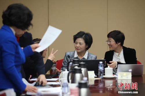 中国侨网图为女委员们踊跃发言。 中新社记者 泱波 摄