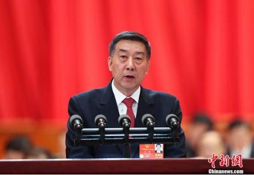 中国侨网3月13日,十三届全国人大一次会议在北京人民大会堂举行第四次全体会议。受国务院委托,国务委员王勇向十三届全国人大一次会议作关于国务院机构改革方案的说明。 中新社记者 刘震 摄