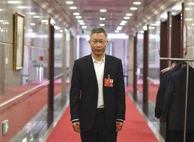 中国侨网3月9日,北京会议中心,全国政协委员、北京世园局常务副局长周剑平接受媒体采访。新京报记者 陶冉 摄