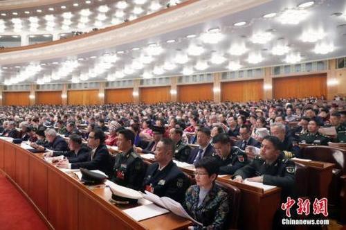 中国侨网3月10日,全国政协十三届一次会议在北京人民大会堂举行第三次全体会议。14位委员围绕政治社会文化建设统战政协工作等作大会发言。 中新社记者 盛佳鹏 摄