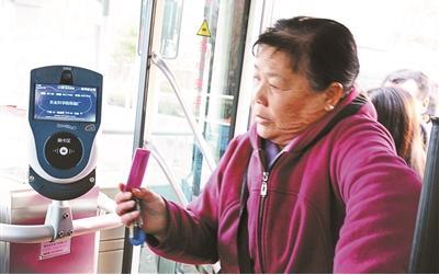 中国侨网通州区通10路安装了可以扫码乘车的机具