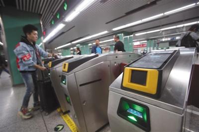 中国侨网昨日（26日），地铁5号线宋家庄站所有闸机已安装了扫二维码乘车的机具。 新京报记者 王贵彬 摄 