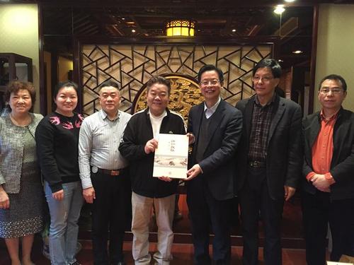 中国侨网魏弘扬(右三)会见美国纽约天峰集团董事局主席林天欢(左四)。