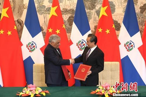 中国侨网5月1日,中国国务委员兼外交部长王毅在北京同多米尼加共和国外长巴尔加斯签署《中华人民共和国和多米尼加共和国关于建立外交关系的联合公报》。自公报签署之日起,中华人民共和国和多米尼加共和国相互承认并建立大使级外交关系。中新社记者 盛佳鹏 摄