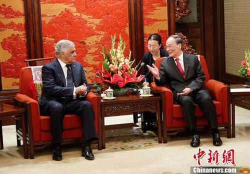 中国侨网5月1日,中国国家副主席王岐山在北京中南海紫光阁会见多米尼加共和国外长巴尔加斯。中新社记者 杜洋 摄