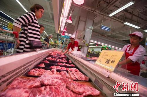 中国侨网资料图：山西太原，民众在超市购买猪肉。　张云 摄