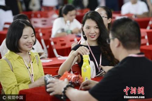 中国侨网相亲大会上，男女嘉宾在相互交流。 图片来源：视觉中国