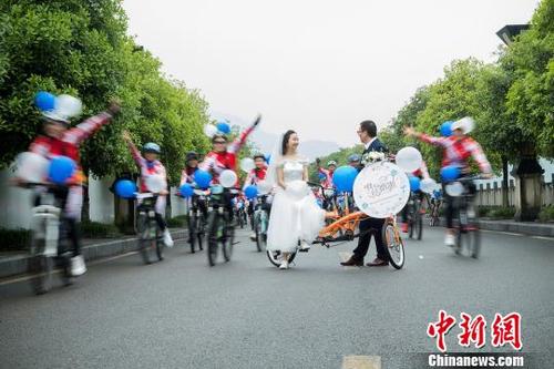 中国侨网在四川省泸州市叙永县，一对新人以单车婚礼的方式，庆祝和记录人生中的幸福时刻　梁斌　摄