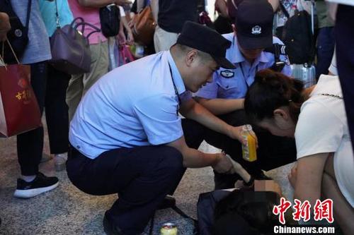 中国侨网图为周荣亮为急病旅客施救。 刘少杰 摄
