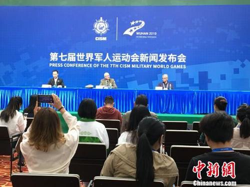 中国侨网穆斯塔法·阿朴杜勒-卡德尔(中)出席发布会介绍突尼斯代表团参赛情况 马芙蓉 摄