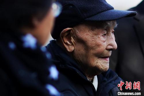 中国侨网南京大屠杀幸存者王长发参加祭告活动。　泱波　摄
