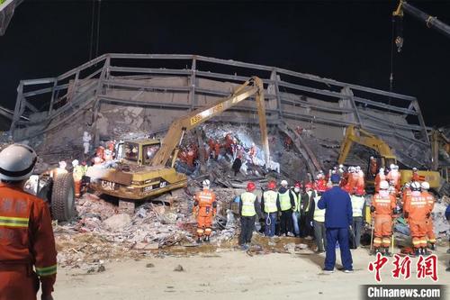 中国侨网3月11日凌晨，泉州欣佳酒店坍塌事故现场，大型机械进入坍塌的废墟中清理。　孙虹　摄