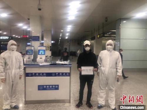 中国侨网浙江一境外逃犯主动投案自首 台州公安供图