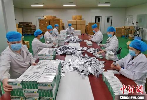中国侨网图为山东省中医院制剂中心的药师们正在包装中药制剂。　赵晓　摄
