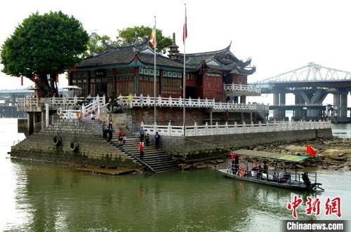 中国侨网图为游客乘坐渡船前往福州金山寺。　张斌　摄