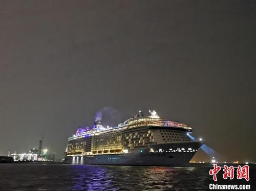中国侨网海洋量子号邮轮非经营性停靠上海吴淞口国际邮轮港。　上海交通供图　摄