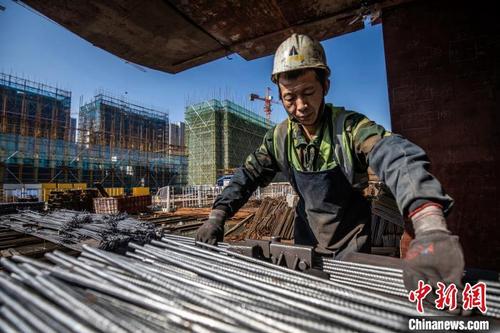 中国侨网浙江省台州市黄岩区一处工地,工人们坚守岗位 王敏智 摄