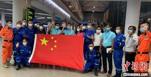 中国侨网图为中华慈善总会蓝天救援队援柬分队。     救援队提供