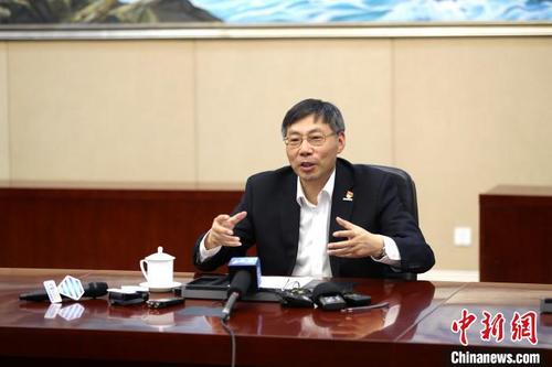 中国侨网近日,全国人大代表、浪潮集团董事长兼CEO孙丕恕接受媒体采访。浪潮集图供图