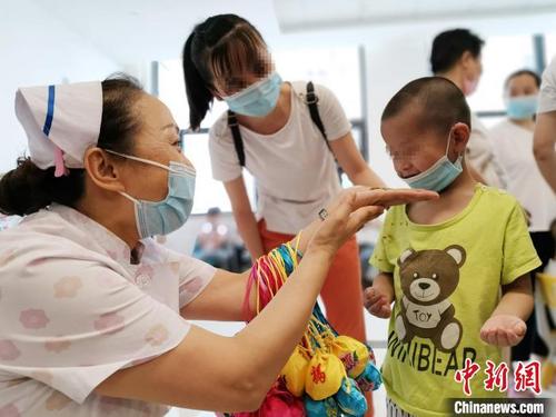 中国侨网图为西安中医脑病医院组织孤独症儿童手工制作中药香囊。西安中医脑病医院供图