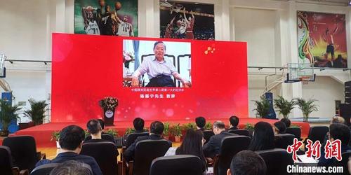 中国侨网现场播放安徽大学纽约石溪学院名誉院长杨振宁祝福视频。 蔡丽丽 摄
