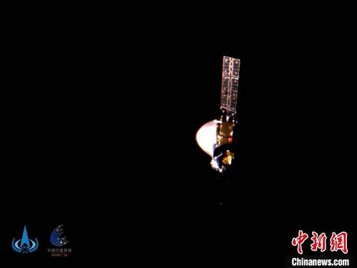 中国侨网10月1日，中国国家航天局发布中国首次火星探测任务天问一号探测器飞行图像，这是中国天问一号探测器首次深空“自拍”。　国家航天局供图　摄