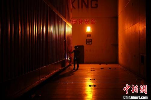 中国侨网航行期间遭遇台风,科技人员载货舱内进行检查。 亓创 摄