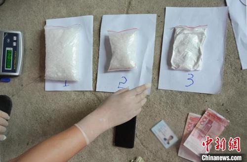 中国侨网图为警方缴获的毒品等。岑巩警方供图