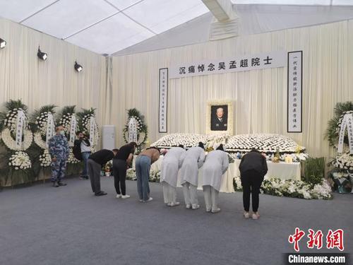 中国侨网吴孟超亲人、好友、同事和学生纷纷前来追思。 张鹏 摄