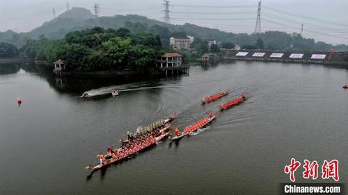 中国侨网参赛龙舟在水面上角逐。　郭旭　摄