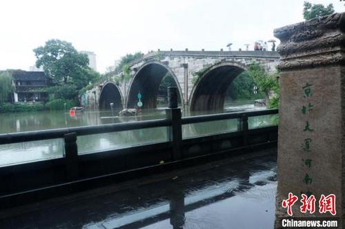 中国侨网雨中的拱宸桥。　干儒森　摄