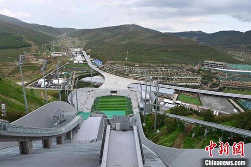 中国侨网图为从国家跳台滑雪中心俯瞰“冰玉环”与国家冬季两项中心（左前）。　翟羽佳　摄