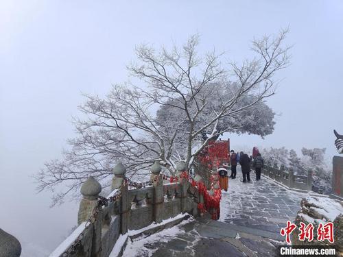 中国侨网游客登上金顶欣赏雪景　许海芳 　摄