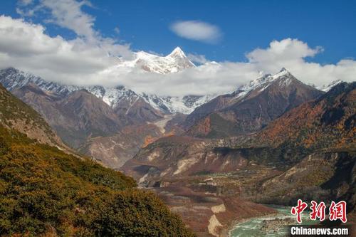 中国侨网图为11月14日，从雅鲁藏布大峡谷旅游景区内观赏南迦巴瓦峰景色。贡确 摄