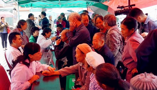 重庆市外侨办携专家到武隆县开展侨爱义诊-