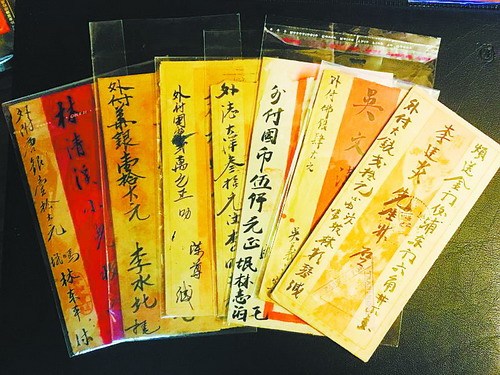 80后男子收藏老厦门明信片和侨批