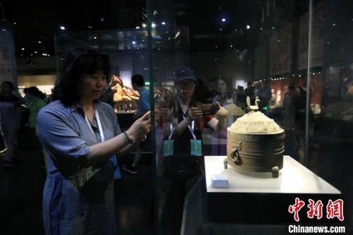 海外华媒探访成都博物馆 感受锦官城瑰丽与厚重