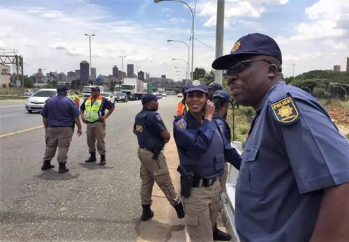 南非华人商城区治安维护行动启动设巡逻车队 中国侨网