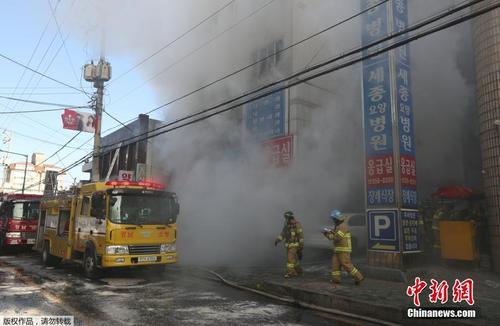 韩国密阳市世宗医院发生火灾 数十人死伤