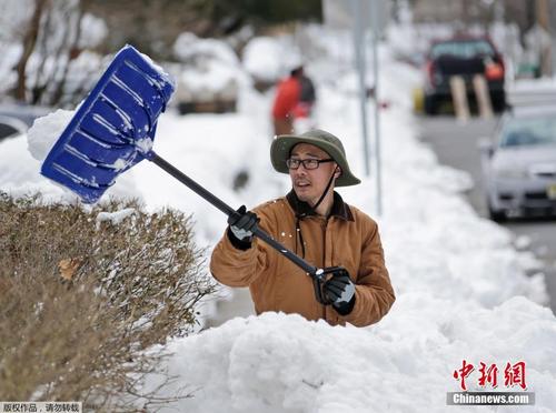 风暴再袭美国东北部 大雪堆积至齐腰深